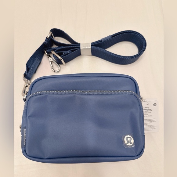 Lululemon everywhere crossbody bag 2L - Picture 8 of 9